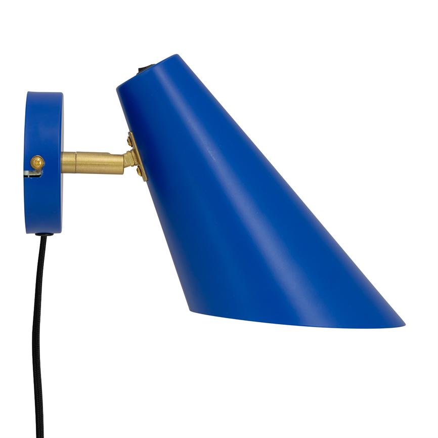 Blue wall lamp with conical shade, points obliquely downwards and can be adjusted via a brass link; it is attached to a round wall bracket with a black cord, photographed against a white background.