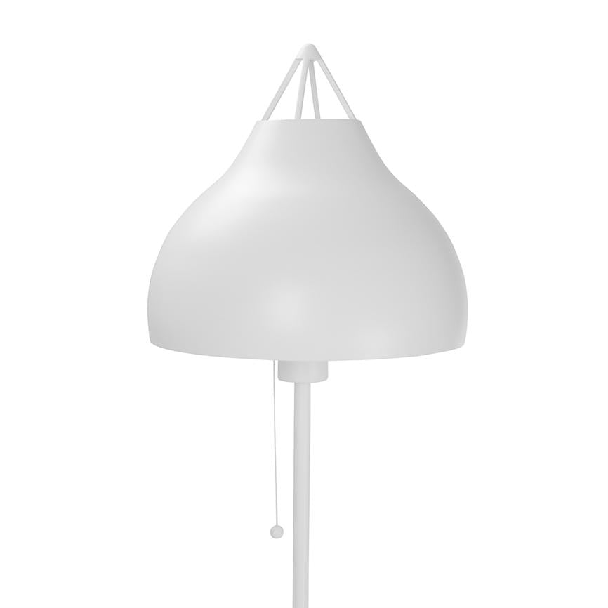 Object: White floor lamp with large, curved shade. Action: A short pull button hangs below the screen. Kontekst: Isoleret mod en ensfarvet hvid baggrund.