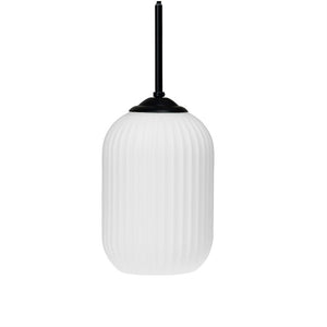 Pendellampe med hvid, ribbet oval glasskærm, hænger fra en tynd sort stang og sort baldakin og vises mod en ensartet hvid baggrund.