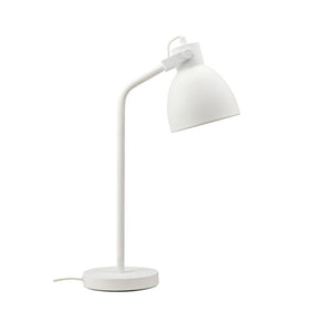 Skrivebordslampe står på en rund fod, med en buet stang og en nedadvendt skærm; hvid lak og ledning synlig, placeret mod ensartet hvid baggrund.