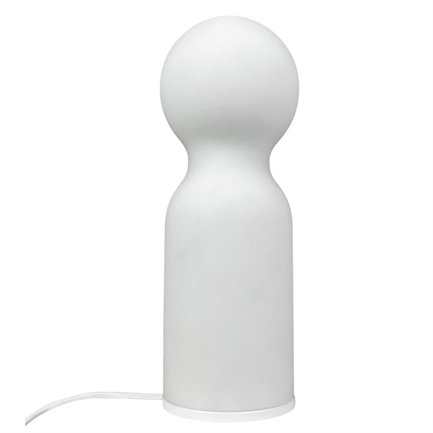 Hvid bordlampe med rund kugleformet top og cylindrisk skaft; står oprejst på hvid baggrund, enkel glat overflade, synlig hvid ledning ud fra bund, minimalistisk design.