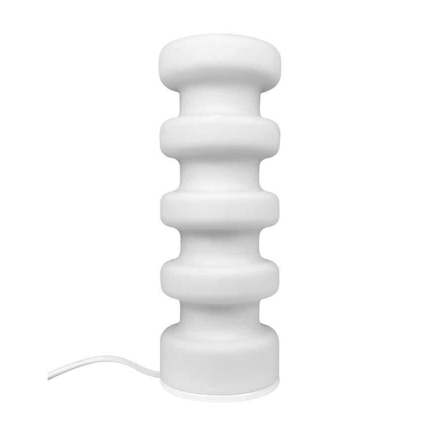 Hvid bordlampe i form af stakvis afrundede skiver står oprejst og har et hvidt tilslutningskabel til venstre på en neutral hvid baggrund.