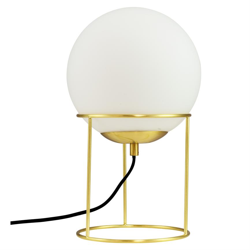 Bordlampe med opalhvid glaskugle hviler i gyldent, cylindrisk metalstel; sort ledning løber ud mod venstre på en neutral hvid baggrund.