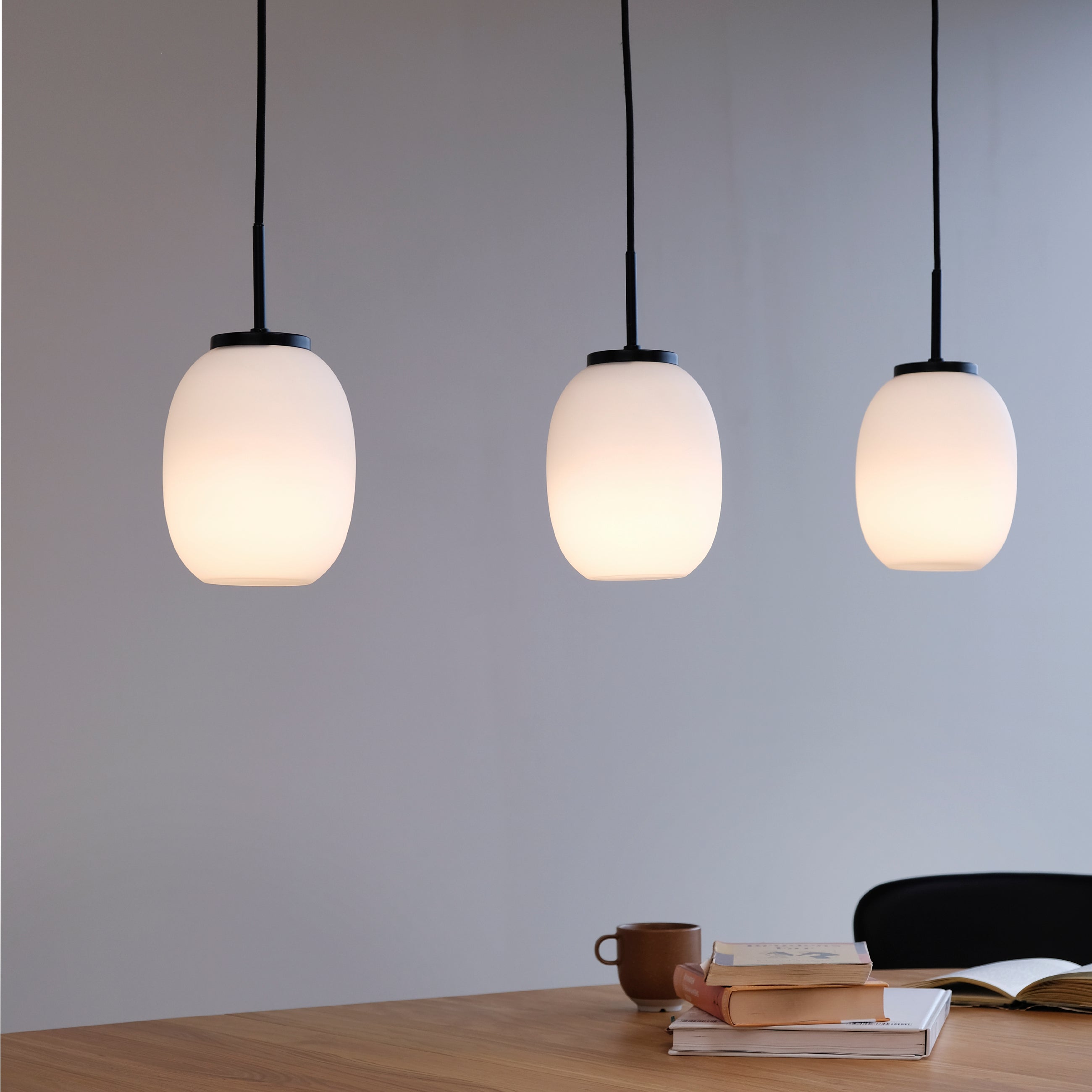 DL39 Long Table Pendant - Opal/Black