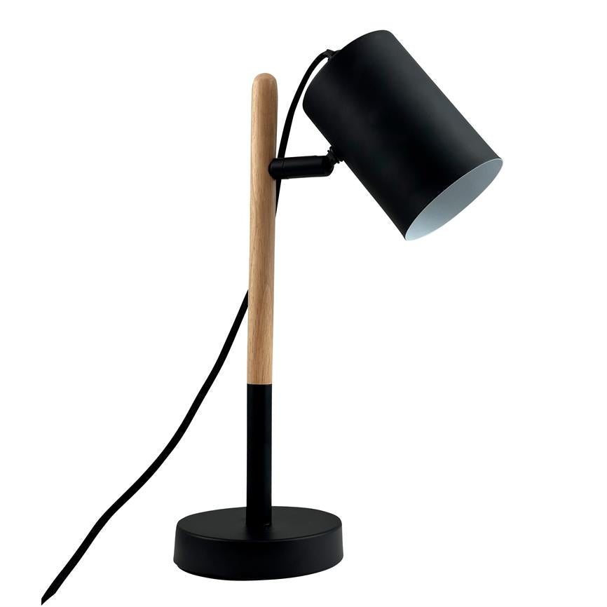 Bordlampe med sort cylindrisk skærm og træstang med synlig sort ledning, skærmen vippes skråt nedad; står på rund sort fod mod hvid baggrund.