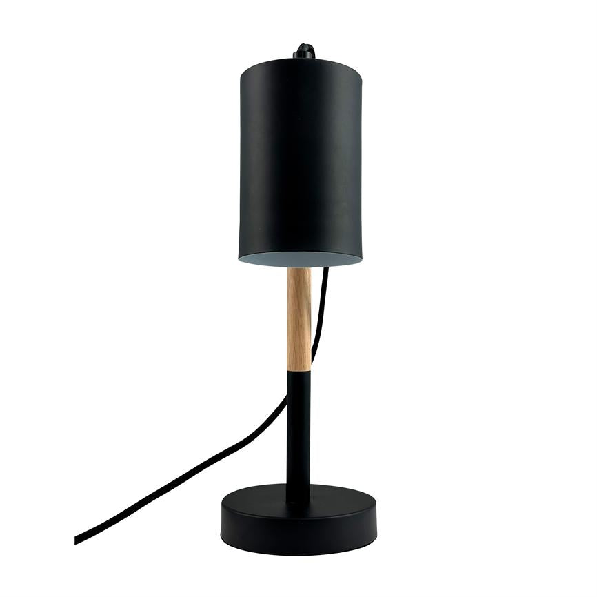 Sort bordlampe med cylindrisk skærm og træindsats står på rund fod; sort ledning løber sidelæns; minimalistisk, moderne design på hvid baggrund.