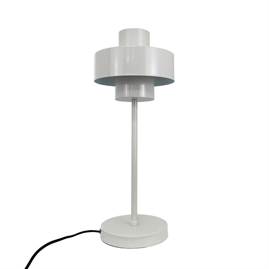 Bordlampe står oprejst på hvid baggrund; cylindrisk skærm i to niveauer, tynd stang og rund fod, sort ledning synlig.