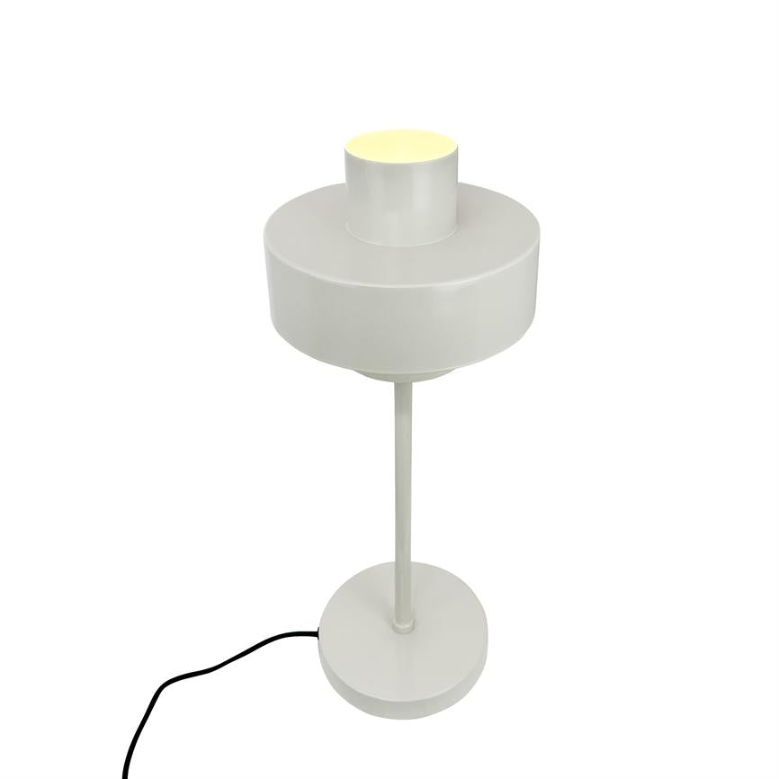 En moderne, hvid bordlampe med rund skærm står på en smal stang; lampen er placeret på en cirkulær fod, og en sort ledning ligger synlig mod en ensartet hvid baggrund.