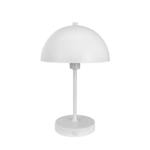 Hvid bordlampe står slukket på en slank stang og rund base med integreret trykknap; halvkuppelformet skærm, enkel minimalistisk stil, placeret foran en ensartet hvid baggrund.