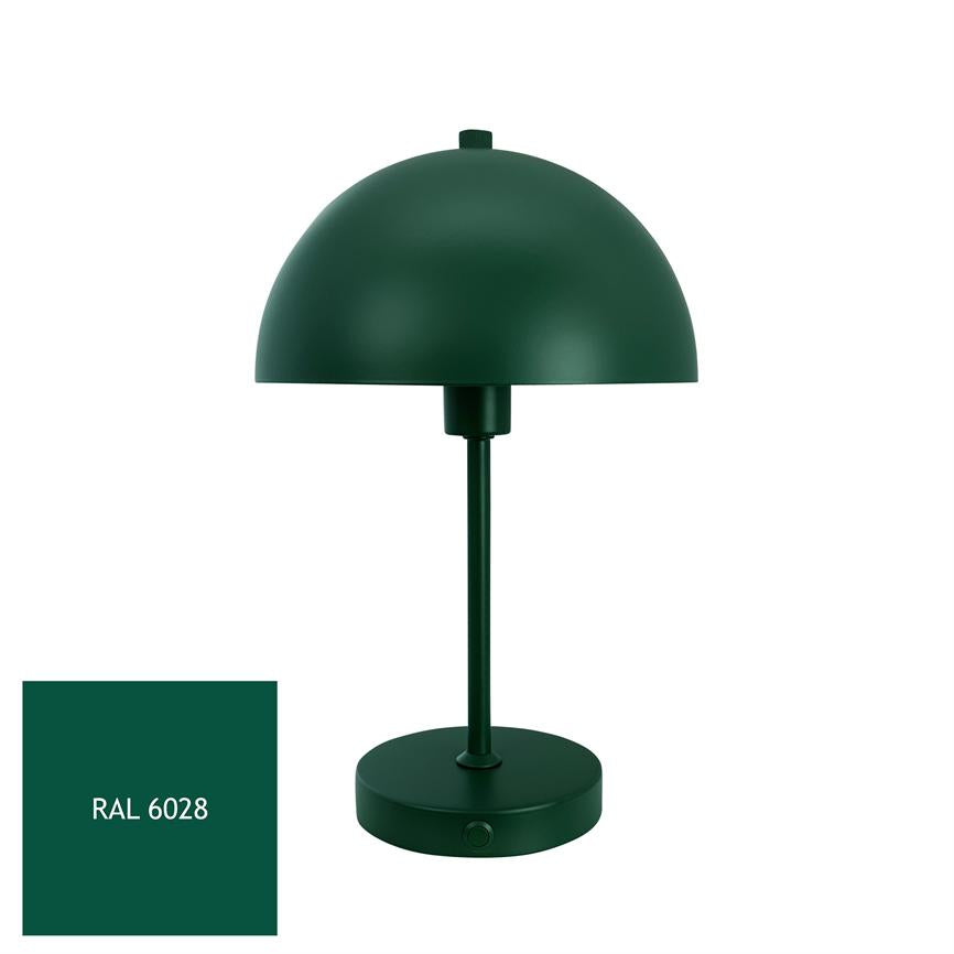 Dark green table lamp stands centrally on a white background: dome-shaped shade, slim rod and round base. In the lower left corner a color sample with the text "RAL 6028".