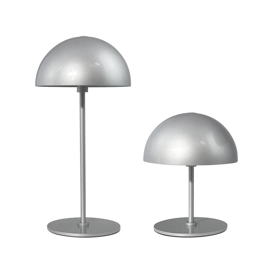 To sølvfarvede lamper står; den ene på en høj stang, den anden lavere; begge med halvkugleformede skærme, runde baser og mat sølvfinish på hvid baggrund.