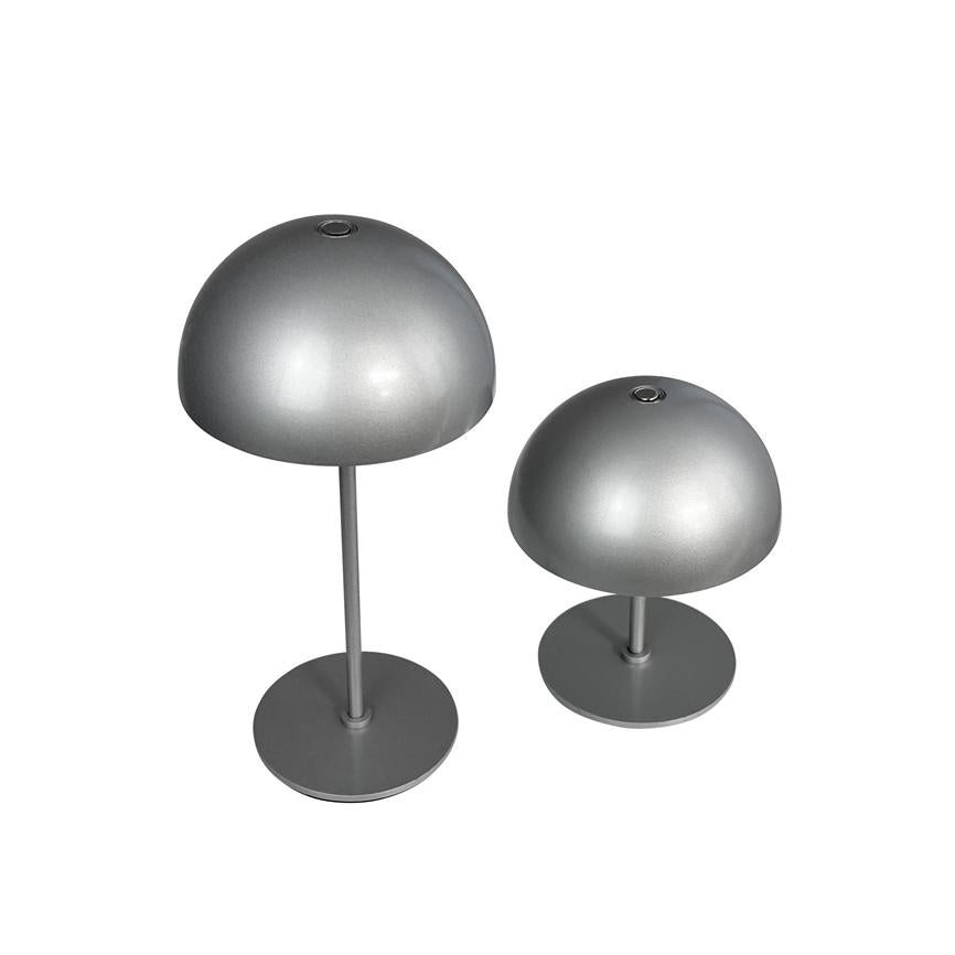 To sølvfarvede, svampeformede lamper står i forskellige højder; hver har slank stang og rund base, refleksiv metaloverflade og lille topknap, placeret på hvid baggrund.