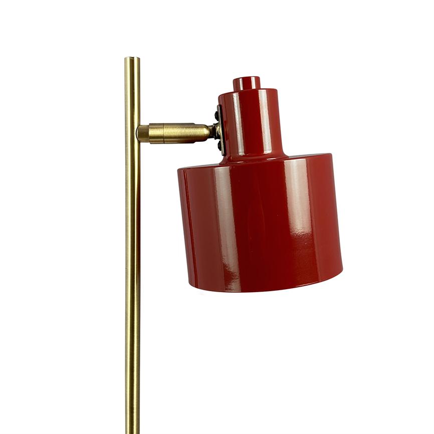 Rødt metal lamphoved vipper let nedad, monteret på en slank lodret messingstang med drejeled; isoleret mod en ren, hvid baggrund.