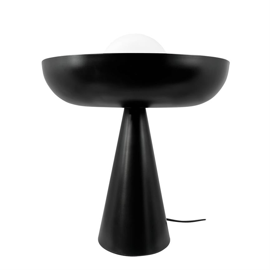 Sort bordlampe med skålformet skærm, rummer en synlig hvid kuglepære, støttet af en konisk fod; står mod en enkel hvid baggrund med synligt strømkabel.