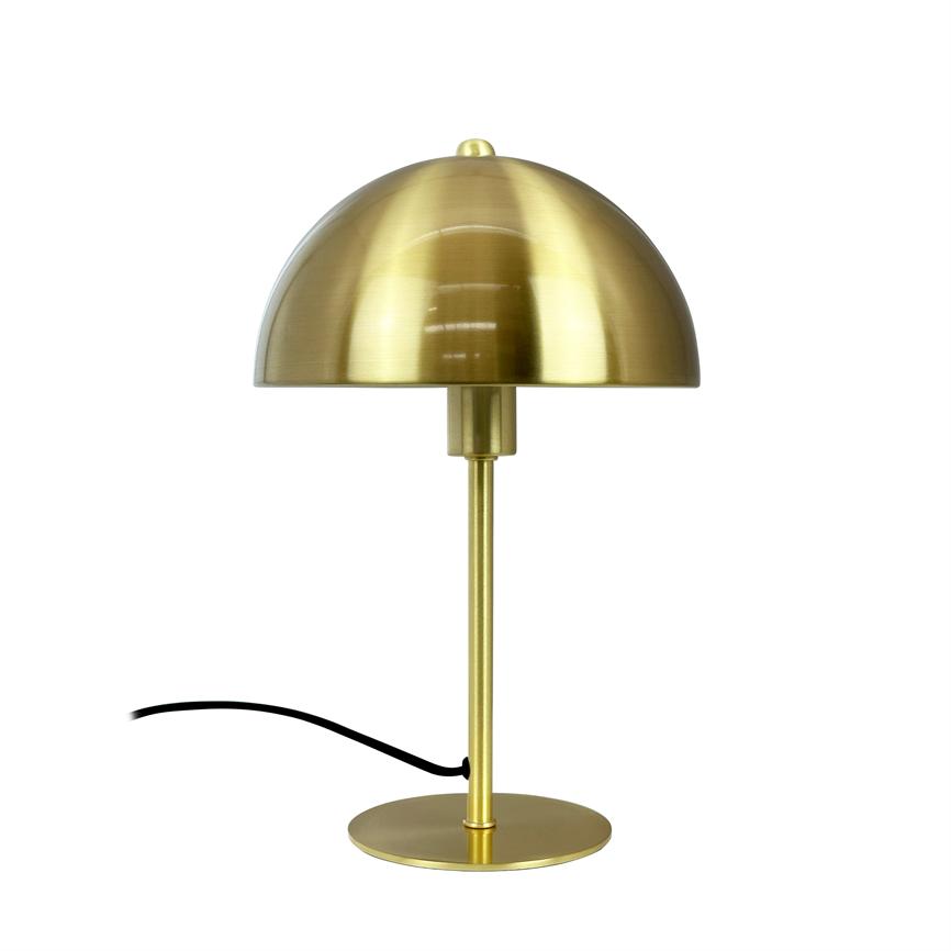 Messing bordlampe med halvkugleformet skærm står på en slank stang og rund fod, sort ledning bøjer ud mod venstre på hvid baggrund.