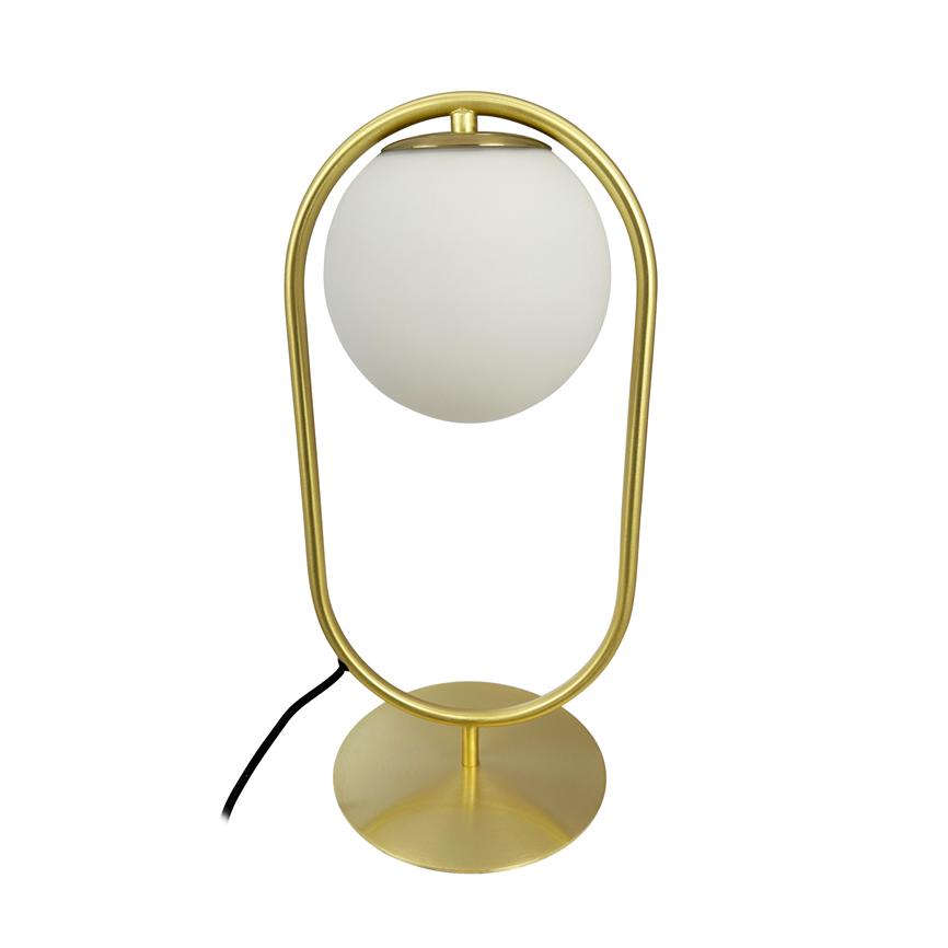 Bordlampe med gylden oval metalramme, der omkranser og holder en mat hvid glas kugleskærm; står på en rund gylden fod med en sort strømkabel.