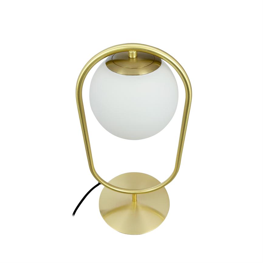 Bordlampe bærer en hvid frostet glaskugle, der hænger centralt i en oval messingramme; lampen står på en rund messingfod med synlig sort ledning mod en neutral hvid baggrund.