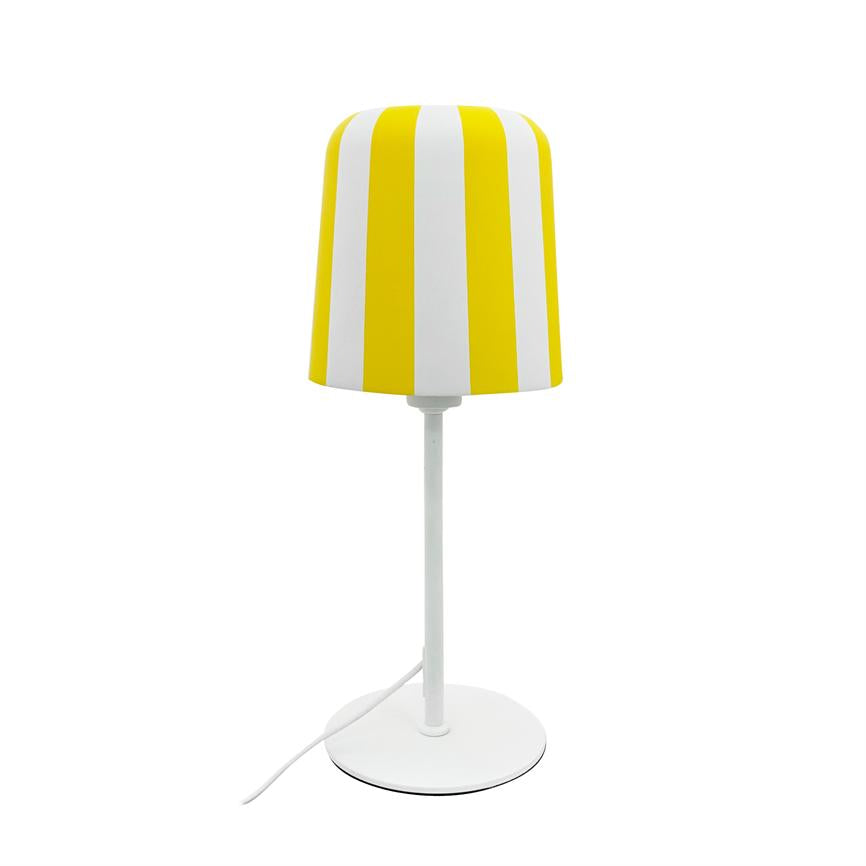 En bordlampe med gul og hvide lodrette striber på skærmen; står oprejst på en hvid metalstang og rund fod, med tilslutningskabel liggende på hvid baggrund.