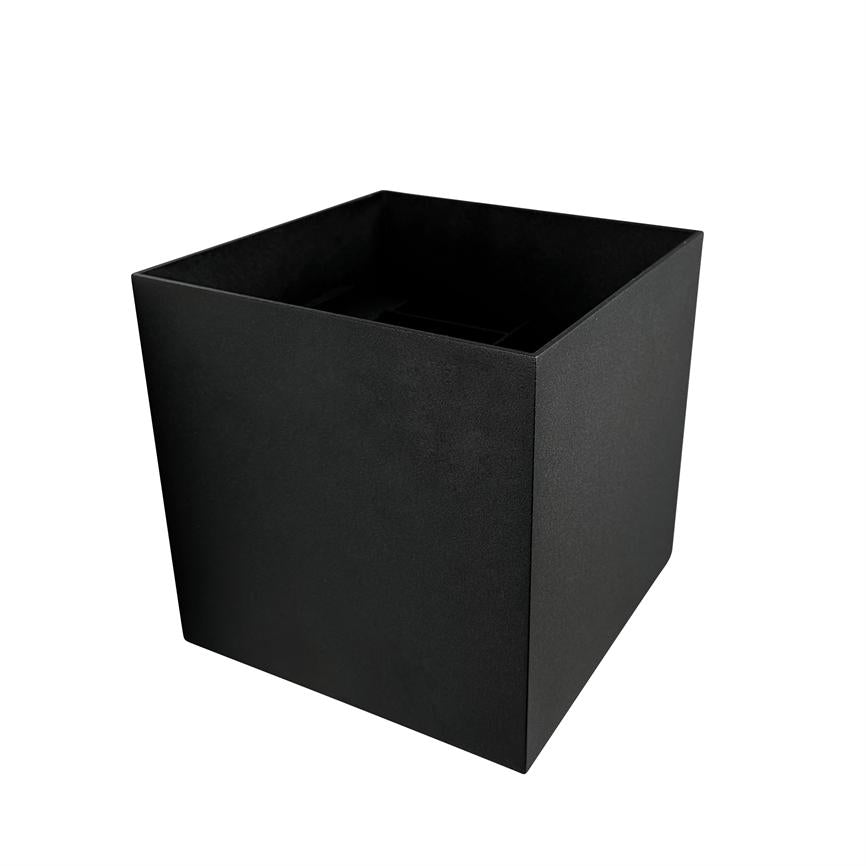 Sort, firkantet plantekrukke står tom og åben på hvid baggrund, med skarpe kanter og synligt indre.