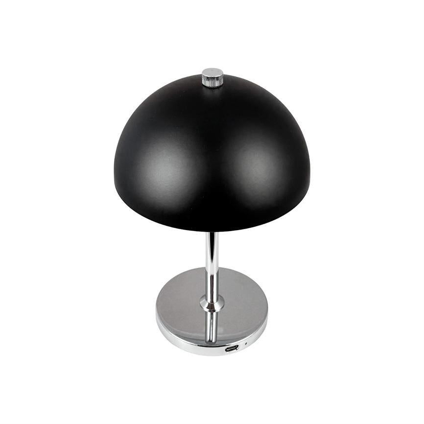 Sort kuppellampe hviler på en kromstang og rund krombase; lampen står slukket på hvid baggrund, med en synlig USB-port ved basens kant.