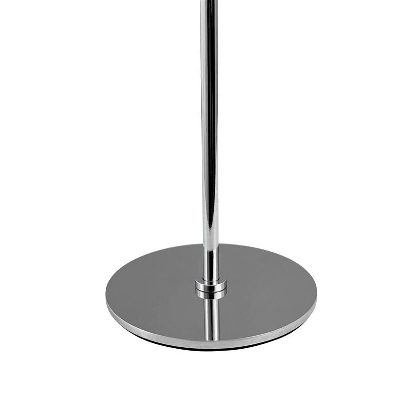 En poleret kromstang står lodret fæstnet i en rund, reflekterende metalfod på hvid baggrund i en studieopsætning.