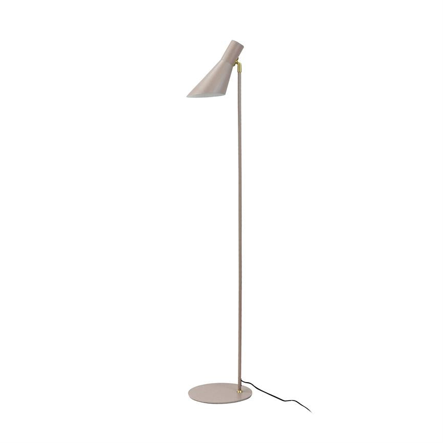 Floor lamp in beige with slim rod and slanted conical shade, directs the light downwards; round base plate and black cord on a neutral white background.