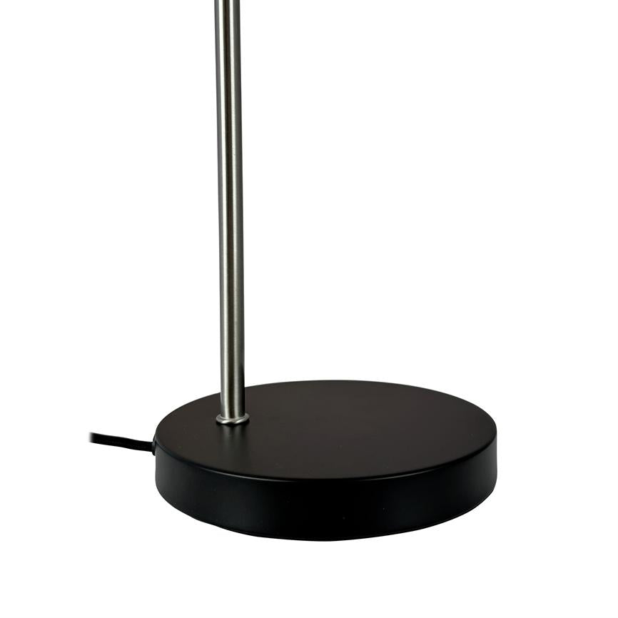 Lampefoden holder en lodret, slank metalstang over en rund sort base; et sort strømkabel stikker ud, alt vist mod en hvid studiebaggrund.