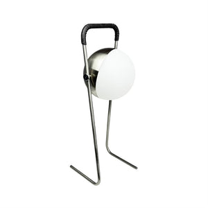 Rund bordlampe står på slankt, U-formet metalstativ; hvid opal-globe vender fremad, med buet stålhåndtag indpakket i sort, placeret mod hvid baggrund.
