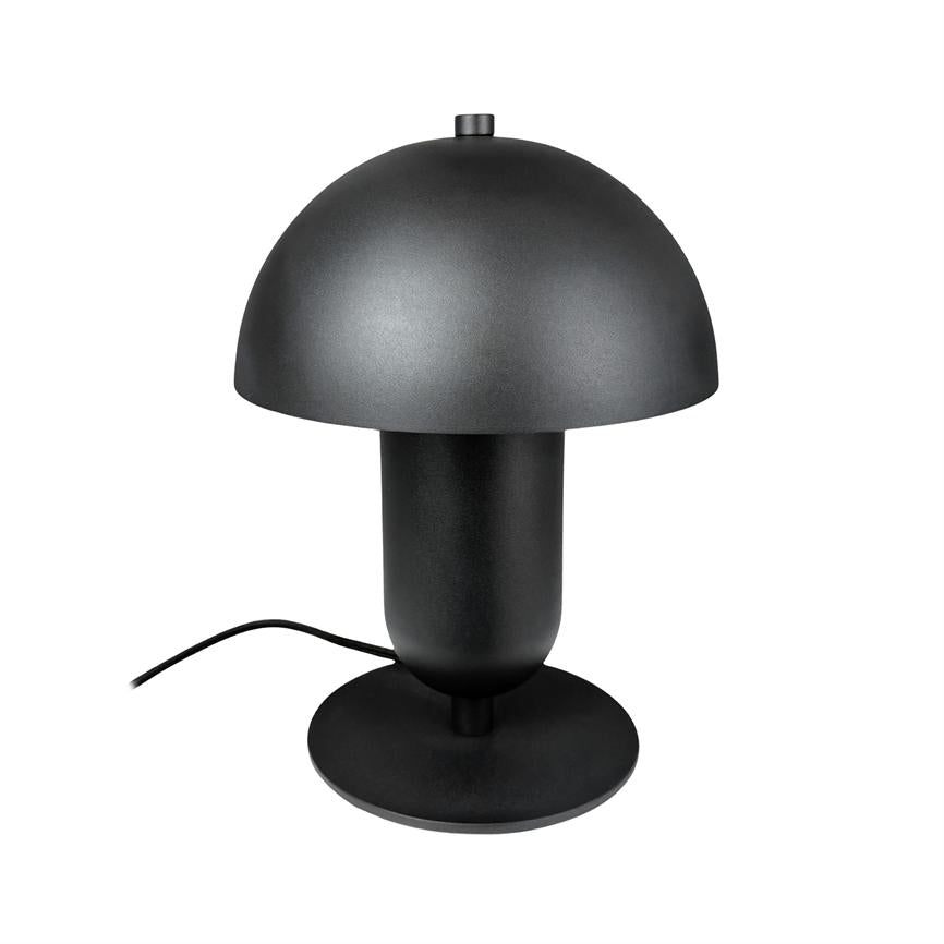 Sort svampeformet bordlampe står på hvid baggrund; cylindrisk fod og rund skærm, med rundt underlag og synlig ledning, minimalistisk moderne design.