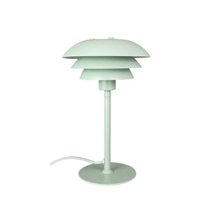 Bordlampe med lagdelt, skålformet skærm på slank stang og rund fod; hvid ledning ligger bøjet mod venstre på neutral hvid baggrund.