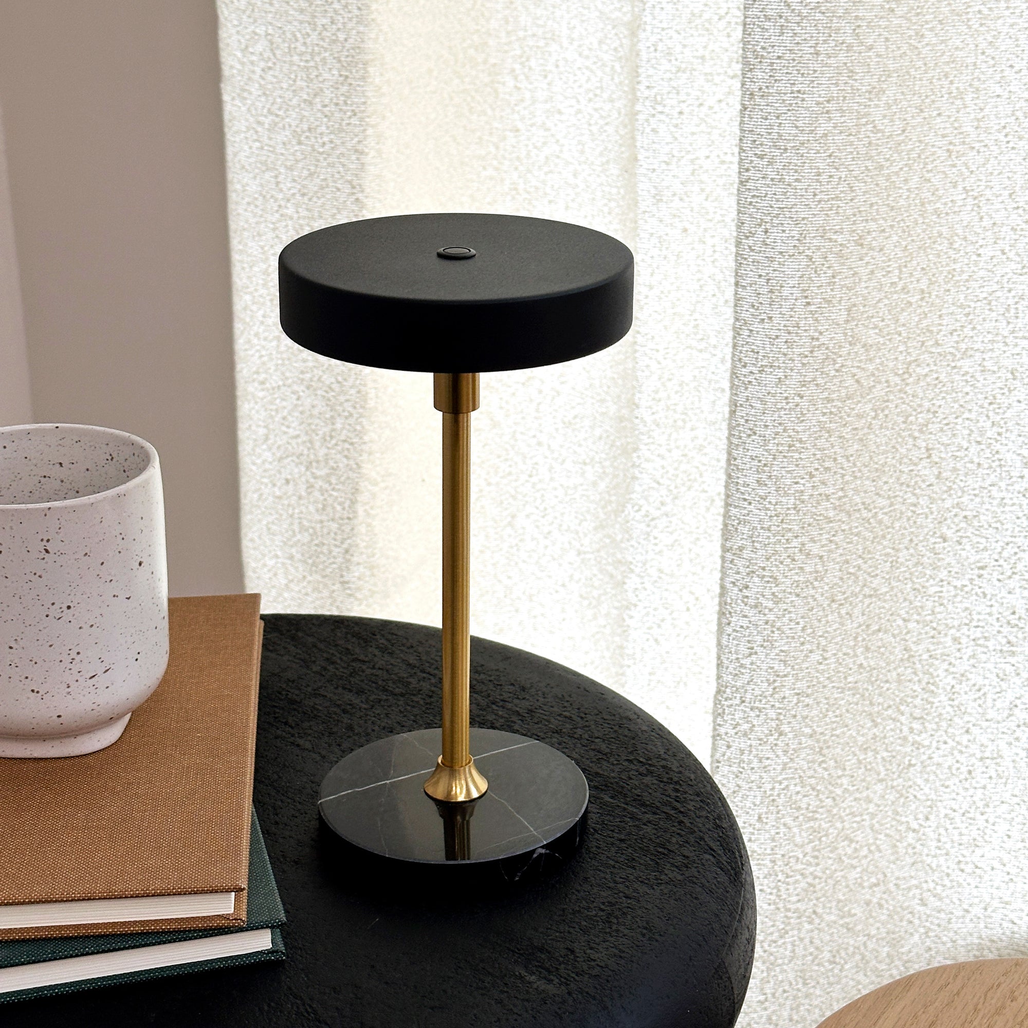 Moonlight LED Mini Genopladelig Bordlampe - Sort/Marmor